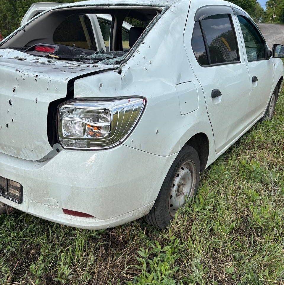 При атаке беспилотника на автомобиль в Ракитянском районе ранен мужчина. По словам губернатора Белгородской области, дрон атаковал машину на участке автодороги Илёк-Кошары — Святославка. Водитель с осколочными ранениями грудной клетки самостоятельно обратился в Ракитянскую ЦРБ. Подписаться на «Пепел»