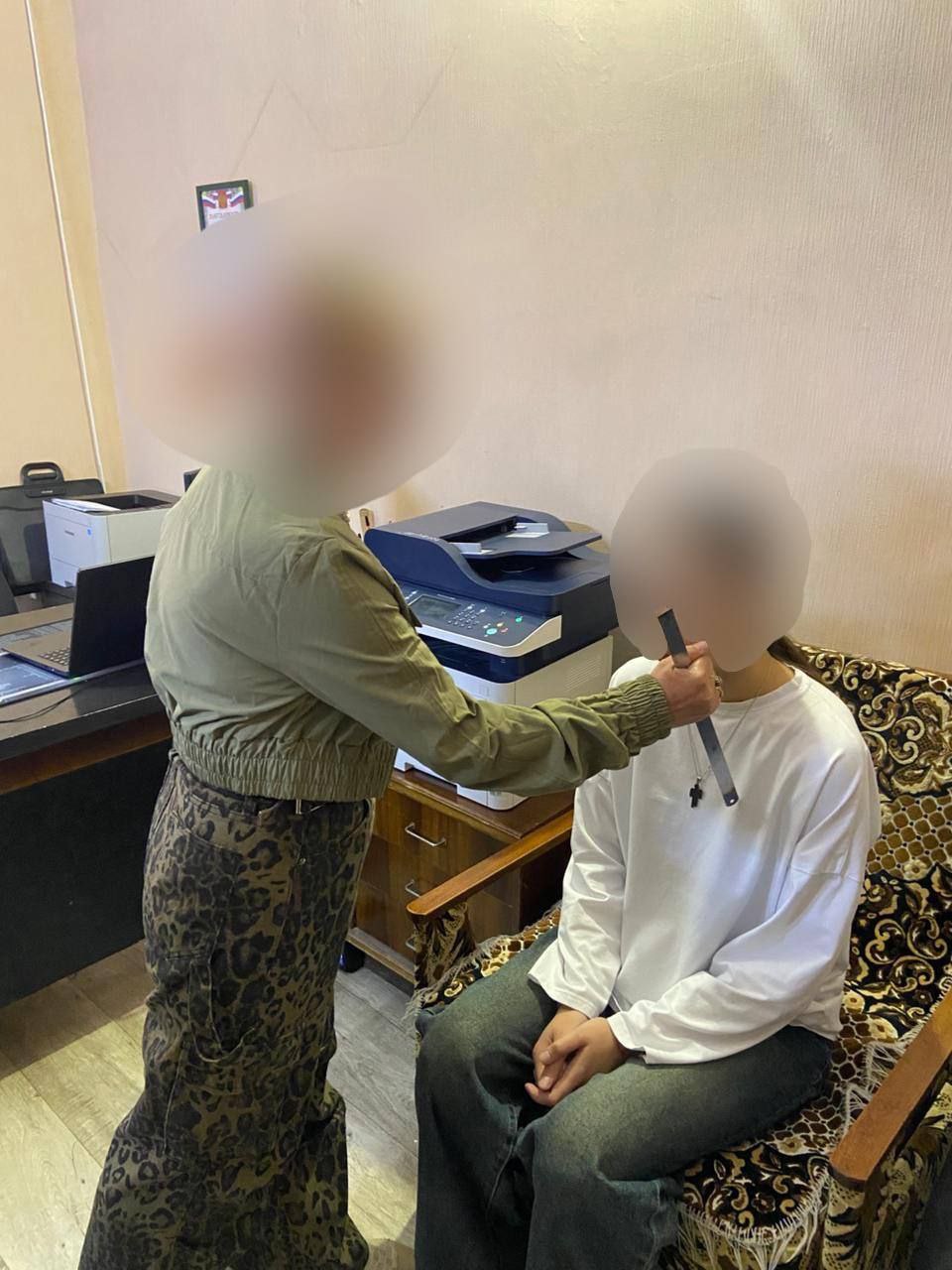 В Евпатории осуждена местная жительница за ножевое ранение, нанесенное невестке.  Прокуратура города Евпатории поддержала государственное обвинение по уголовному делу в отношении 54-летней местной жительницы.  Она признана виновной по п. «з» ч. 2 ст. 111 УК РФ  умышленное причинение тяжкого вреда здоровью, опасного для жизни человека, совершенное с применением предмета, используемого в качестве оружия .  Судом установлено, что в феврале текущего года осужденная в ходе конфликта с невесткой нанесла последней удар ножом.  Суд, согласившись с доказательствами, представленными государственным обвинителем, приговорил виновную к 3 годам лишения свободы условно с испытательным сроком на аналогичный период.  Приговор в законную силу не вступил.  [Прокуратура Республики Крым]  ___   Евпатория ЧП   Предложить пост