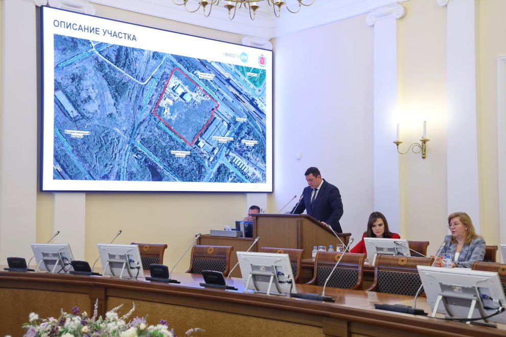 Санкт-Петербург создаст машиностроительный комплекс для беспилотных аппаратов В промзоне «Рыбацкое» Санкт-Петербурга стартует реализация крупного инвестиционного проекта – строительство нового машиностроительного комплекса площадью 80 тысяч квадратных метров. Об этом сообщил городской комитет по инвестициям. На отведенном участке планируется возвести четыре производственных корпуса общей площадью застройки свыше 37 тысяч квадратных метров. Ключевым направлением деятельности комплекса станет организация сборочного производства беспилотных транспортных аппаратов БТА . Предприятие будет оснащено полным циклом мощностей для изготовления, сборки и контроля качества выпускаемой продукции. «Петербург является пионером в применении технологий искусственного интеллекта на транспорте в России. У нас уже сформировалась новая отрасль, объединяющая более 20 компаний-разработчиков и производителей беспилотников. Развитие этого технологического направления – прямая задача, поставленная Президентом. Данный комплекс – значимый шаг как для города, так и для страны в укреплении позиций в высокотехнологичном машиностроении», — подчеркнул стратегическую важность проекта губернатор Санкт-Петербурга Александр Беглов. Фото: пресс-служба Администрации Санкт-Петербурга #сделановроссии Подписывайтесь на «Сделано в России»