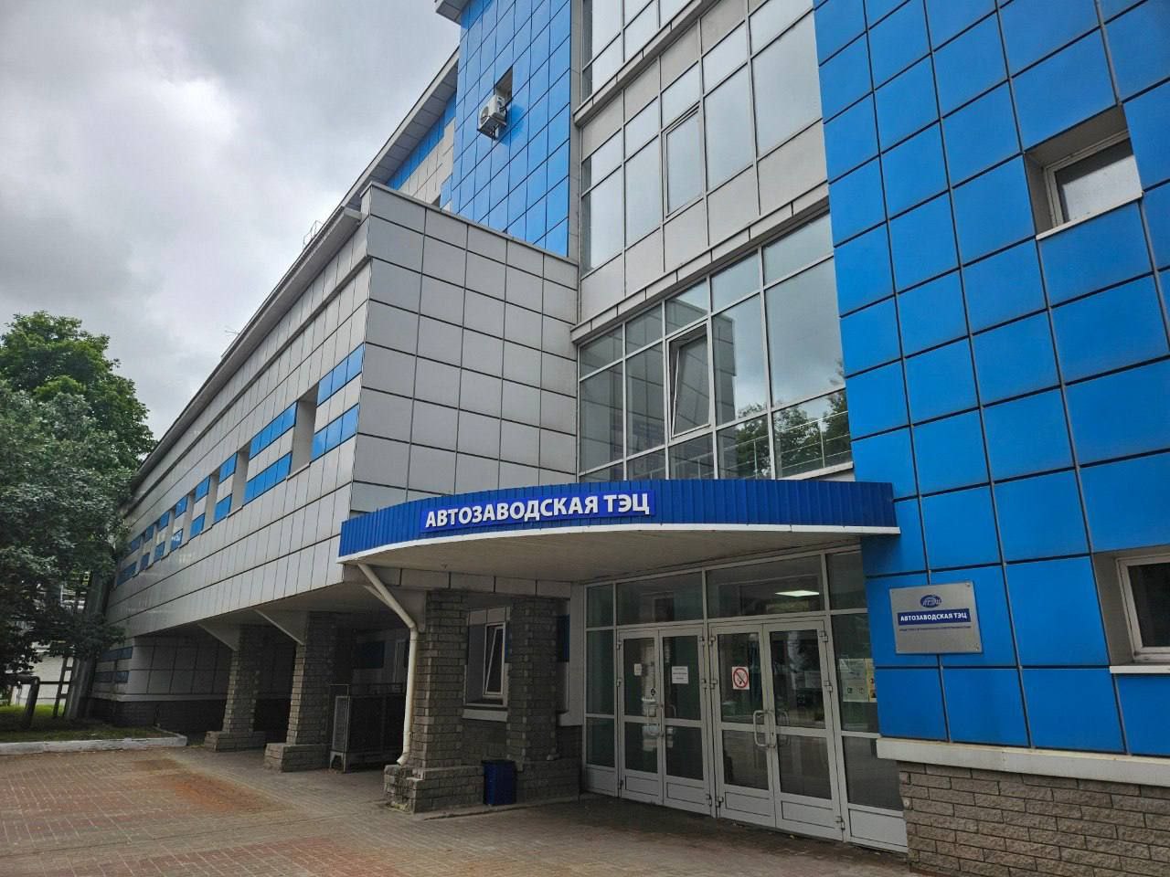 Автозаводская ТЭЦ Эн успешно прошла испытания на максимальную мощность Генерирующее оборудование Автозаводской ТЭЦ выдержало этап комплексных испытаний на максимальную нагрузку в 486 МВт при непрерывной работе в течение 8 часов 486 МВт такой мощности хватит чтобы зажечь 5 миллионов электрических лампочек или обеспечить электроэнергией жителей 50 тысяч квартир Успешное комплексное испытание генерирующего оборудования подтвердило эффективность работы турбогенераторов АТЭЦ что гарантирует высокий уровень надежности энергоснабжения жителей и стабильную работу предприятий Это высокая оценка качества работы и уровня профессионализма всего персонала станции отметил исполняющий обязанности генерального директора АТЭЦ Владимир Кулагин Испытание на максимальную нагрузку проходит один раз в пять лет под контролем системного оператора Единой энергетической системы России для определения предельного объема поставки мощности на оптовый рынок электроэнергии и мощности ЭнергияДела