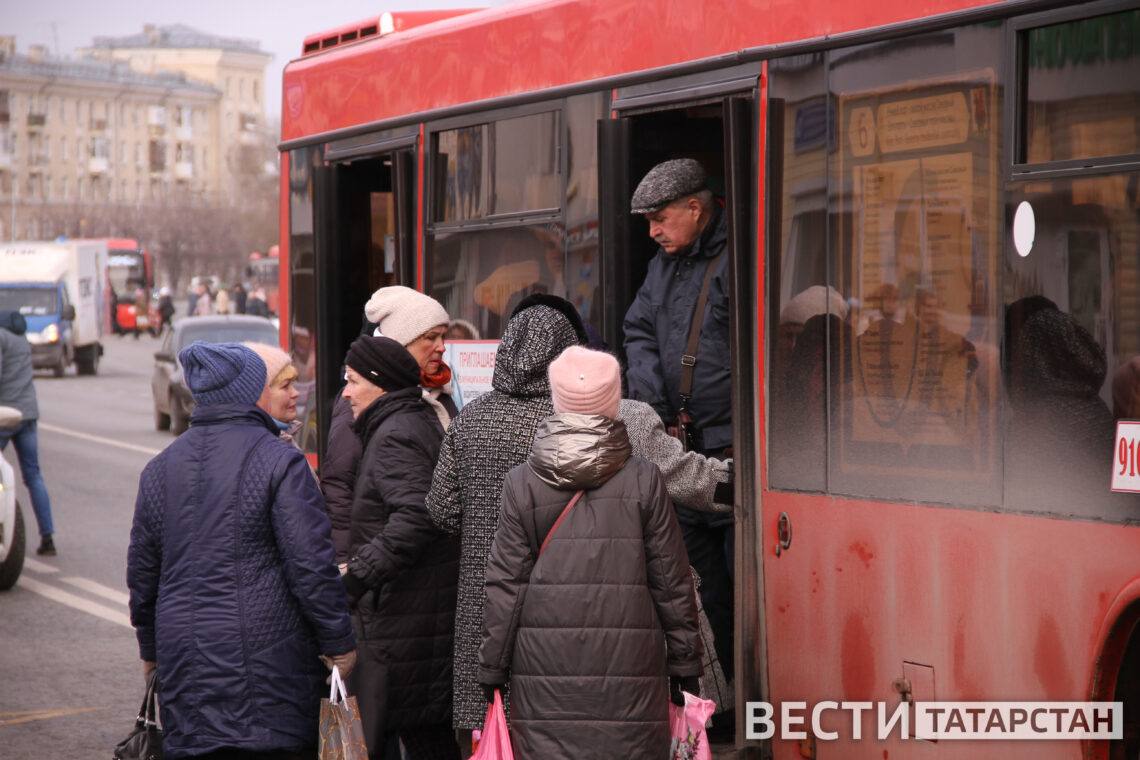 В Татарстане планируют увеличить стоимость социального проездного  В Татарстане с 2025 года планируют повысить цены на социальные проездные для взрослых и детей. Проект постановления Кабинета Министров РТ пока проходит антикоррупционную экспертизу.  Если документ утвердят, стоимость пополнения единого социального проездного вырастет до 630 рублей, а детского — до 384 рублей, что на 25 и 15 рублей больше, чем в 2024 году.  Проект подготовлен Миндортрансом Татарстана, который займется его исполнением. Завершить экспертизу планируется к 27 ноября.  Подписаться   Сообщить новости