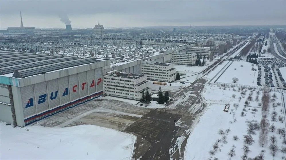 Авиастар будет собирать новые самолеты Ил 100 и Ил 276 Сейчас мы стоим на пороге мощнейшей работы по техническому перевооружению Авиастара Дальше у нас программа выпуска новых самолетов Ил 100 сейчас уже ведется проектирование сообщил губернатор Ульяновской области Алексей Русских Еще один самолет который будет собираться на площадке завода Ил 276 Это уменьшенная копия Ил 76 с двумя двигателями соответственно с меньшей грузоподъемностью но он имеет свою нишу Он необходим для наших транспортников в первую очередь для военных пояснил глава региона PROtransport