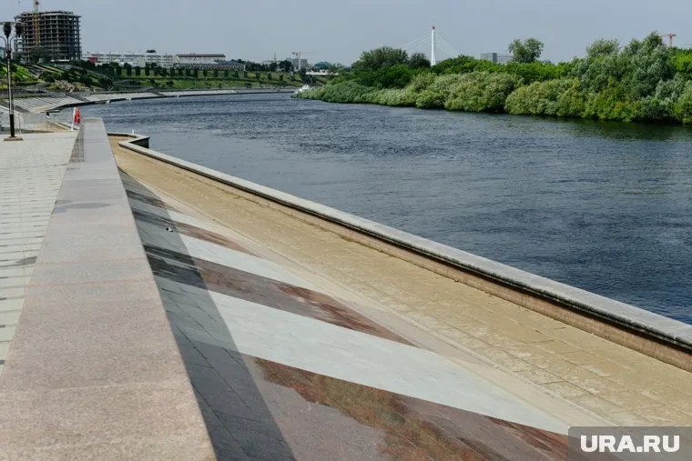 Тура обмелела почти на два метра за неделю  Уровень воды в Туре в Тюмени за неделю снизился почти на два метра  188 сантиметров , а за последние сутки река «потеряла» 16 сантиметров над нулем поста. Такими темпами Тура может достичь своего исторического минимума — сейчас до него осталось меньше 2,5 метров.