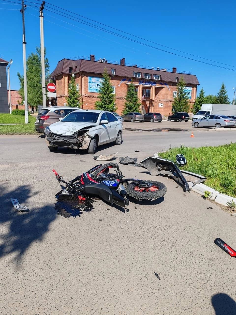 Вот никак родители не могут понять, а! В первый же день каникул в Буинске произошло ДТП с участием питбайкера. 15-летний подросток сел за “спортивный инвентарь” и едва не поплатился жизнью. Глава Буинского района Ранис Камартдинов тут же обратился к родителям: — Прекратите потакать опасным затеям. Питбайки – не игрушка. Без опыта и обучения – это смертельный риск. В лучшем случае – штраф, в худшем… вы понимаете. На дороге этот транспорт – средство повышенной опасности. Кататься на них можно только в спецзонах! Вся проблема – в беспечности РОДИТЕЛЕЙ. Подростки не способны адекватно реагировать в экстренных ситуациях. Ваша задача – учить их безопасности. Дождитесь совершеннолетия, получите права – и катайтесь по правилам. Это не сделает вас менее крутыми – только умнее. Берегите детей! Сколько уже об этом говорим, в воз и ныне там. Какое количество ДТП с участием питбайкеров должно произойти, чтобы мы поняли, что это смертельная игрушка? Понты ничего не стоят, когда на кону жизнь ребенка. Когда говорю понты, имею в виду родителей, которые считают, что они молодцы, купили игрушку. Давайте думать головой!