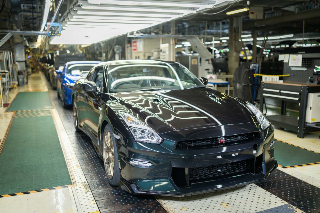 Nissan прекратил производство легендарной модели R35 GT R Последний автомобиль R35 GT R сошел с конвейера на заводе в Японии сообщили в компании Модель просуществовала 18 лет за это время успели выпустить около 48 тысяч автомобилей Автомобилю принадлежат рекорды на трассах Нюрбургринг и Цукуба также он попал в книгу рекордов Гиннесса за самый скоростной дрифт В компании отметили что GT R еще когда нибудь вернется Это Борус