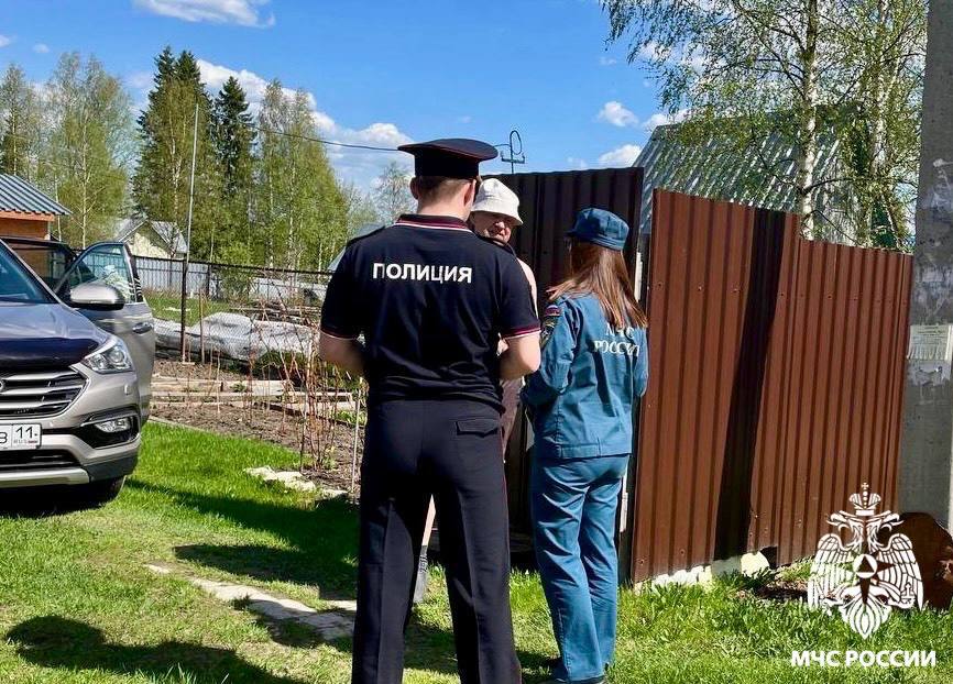 Знать и соблюдать В Ухте инспекторы пожарного надзора МЧС России и сотрудники полиции провели совместный профилактический рейд. Специалисты рассказали гражданам о мерах предосторожности в период действия особого противопожарного режима и уведомили о запрете использования открытого огня. МЧС России напоминает размеры штрафов в период действия особого противопожарного режима: для граждан - до 20 тыс. рублей; для должностных лиц - до 60 тыс. рублей; для предпринимателей - до 80 тыс. рублей; для юрлиц - до 800 тыс. рублей. В зависимости от тяжести последствий пожара виновник может понести и уголовную ответственность. #РаботаемВместе МЧС Республики Коми