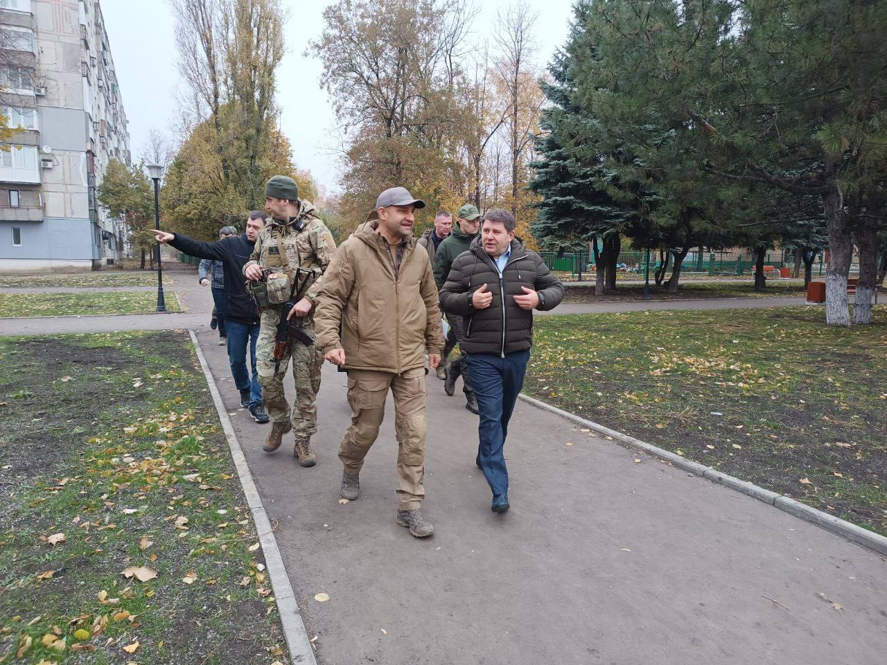 Жога проверил как выполняются поручения Путина в Донбассе  "Приехал с целью оценить ход работ и состояние объектов, которые по поручению Путина восстанавливают в подшефных территориях регионы Уральского федерального округа",  – сообщил полномочный представитель Президента.  Побывав в Макеевке и Ясиноватой, он отметил вклад уральцев в восстановление Донбасса.    Очевидец   Подпишись