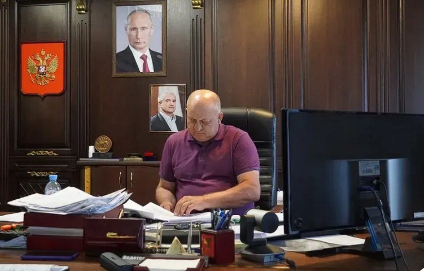 Экс-мэра Керчи Святослава Брусакова задержали за махинации с землей Эту информацию ForPost подтвердили в правоохранительных органах региона. Бывший градоначальник сейчас ожидает меру пресечения, которую должен вынести Керченский городской суд. По данным источника ForPost, Брусакова подозревают в совершении сразу четырёх преступлений. — Один из эпизодов связан с продажей им земельного участка площадью 1,5 тысячи кв.м на центральной набережной местному депутату и главе строительной фирмы за 340 тысяч рублей 20% от кадастровой стоимости . — Ещё одно уголовное дело возбуждено из-за незаконного строительства ТЦ в пределах охранной зоны «Древний город Пантикапей». — Двум другим предпринимателям экс-мэр разрешил строить АЗС в не подходящих для этого местах. ForPost