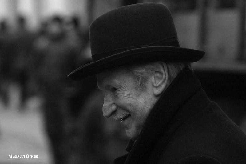Ушел из жизни актер театра и кино Иван Краско. Ему было 94 года. Смерть артиста «Фонтанке» подтвердил его концертный директор Вячеслав Смородинов. Он уточнил, что народный артист умер 9 августа. Неделю назад Краско увезли в реанимацию с дачи в Ленобласти. По словам Смородинова, перед этим артист стал отказываться от еды и воды. Большая часть жизни Краско связана с театром им. В. Ф. Комиссаржевской, в котором он служил более полувека и сыграл порядка сотни ролей. Последним спектаклем для Краско был «Я вернулся в мой город», который ставили в июле. Сейчас в афише его нет. В фильмографии Краско — более 180 фильмов. Актер сыграл волшебника Гэндальфа в советской версии «Хоббита» Толкина «Сказочное путешествие мистера Бильбо Беггинса».