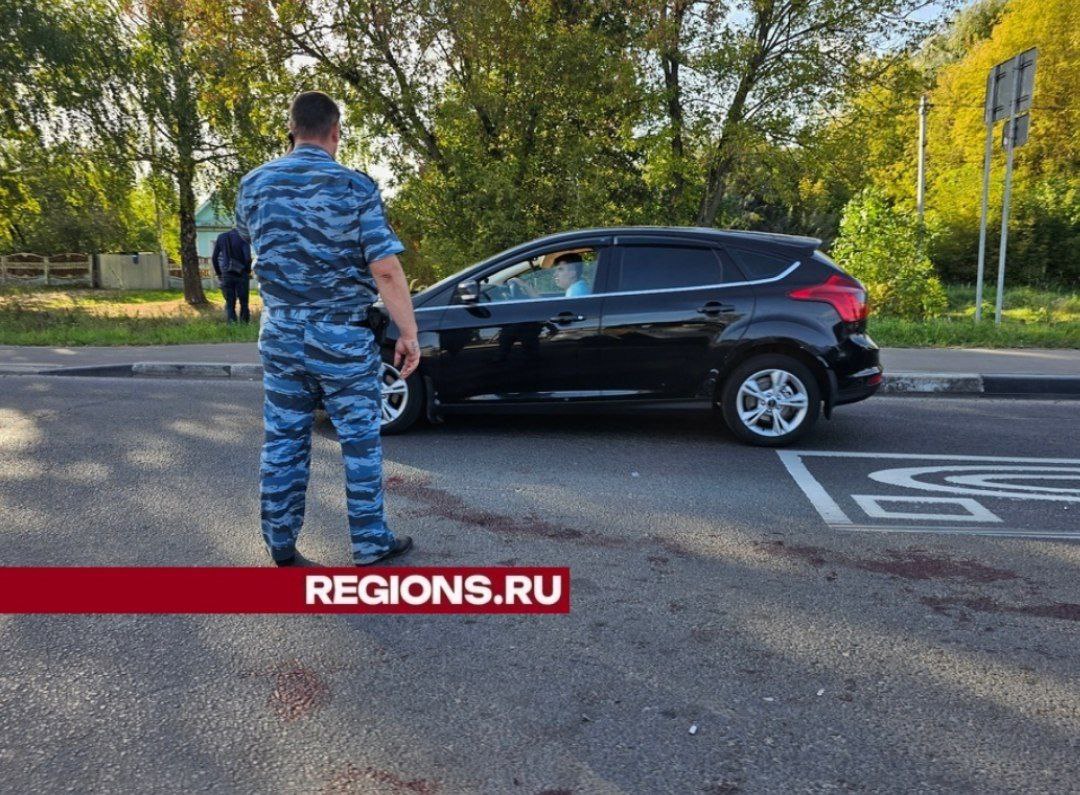 Мужчина получил ножевое ранение на дороге в Луховицах  На место происшествия оперативно приехали сотрудники полиции, Росгвардии и скорой медицинской помощи. Мужчина от ранения потерял много крови. Его в срочном порядке госпитализировали.  Обстоятельства случившегося устанавливаются. По предварительной информации, водитель не уступил пешеходу дорогу. Между ними завязался конфликт. В итоге пешеход получил ножевое ранение в области живота.