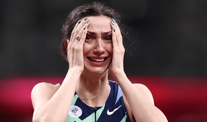 Олимпийская чемпионка Мария Ласицкене объявила о приостановке карьеры По словам спортсменки, она берет паузу в соревновательной деятельности на неопределенный срок и допускает завершение карьеры в связи с психологической усталостью и нехваткой мотивации. Занимаюсь здоровьем по своему плану, но пока не могу сказать, когда выйду в сектор и вернусь ли вообще. Есть большая психологическая усталость от всего происходящего. Легкоатлеты уже десять лет находятся в подвешено-отстраненном положении, и лично у меня уже не получается искать мотивацию для выступления только на внутренних стартах , — передает слова Ласицкене РИА Новости. 32-летняя Ласицкене, победившая на Олимпийских играх в 2021 году, также является трехкратной чемпионкой мира по прыжкам в высоту