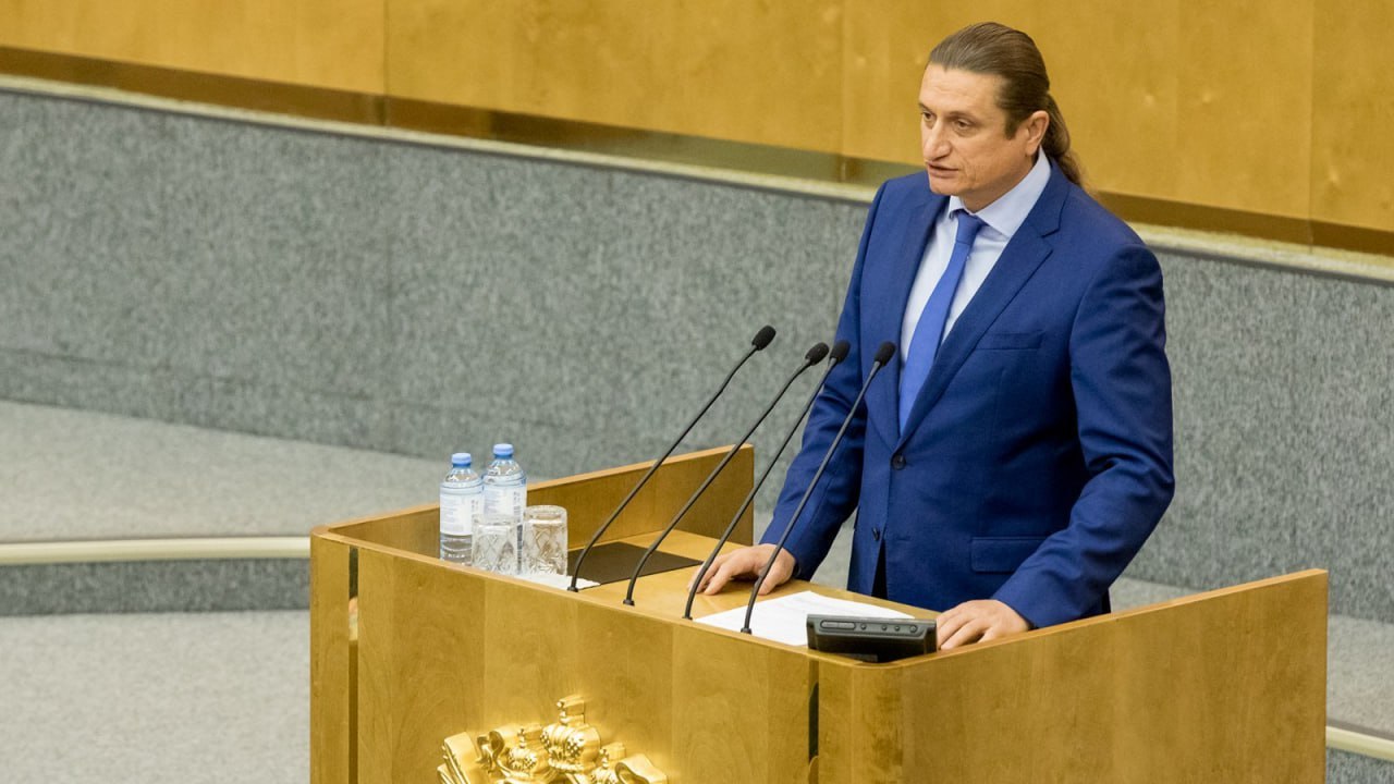 Новый закон побуждает резидентов воронежских ОЭЗ открывать рабочие места Российский парламент утвердил законопроект меняющий правила игры на территориях с особым налоговым режимом Документ призван подтолкнуть бизнесменов резидентов особых зон модернизировать свои предприятия увеличивать численность сотрудников поднимать оплату труда В Воронежской области насчитывается семь площадок с таким режимом В подготовке новых правил игры участвовал и депутат Госдумы от региона Сергей Чижов Территорий которых касается новый закон одобренный Советом Федерации в России десятки В их числе и особая экономическая зона ОЭЗ промышленно производственного типа Центр и территория опережающего социально экономического развития Павловск расположенные в Воронежской области Как рассказал депутат Госдумы от Воронежской области член комитета по бюджету и налогам Сергей Чижов проект прошел подробное обсуждение несколько раз рассматривался комитетом По итогам дискуссии с участием Минфина в документ вносились поправки У компаний зарегистрированных в налоговых оазисах зачастую формируется сверхдоходность прибыль скапливается на счетах Компании платят мало налогов но не спешат вкладывать свободные средства в развитие территории на которой они разместились В соответствии с новым законом размер льгот по уплате налогов будет зависеть от объема инвестиций от капитальных затрат резидента на строительство и оборудование расходов на научные разработки поясняет Чижов По словам депутата будут отслеживать такие важные параметры как прирост численности сотрудников расходы на оплату труда и т д Кроме Центра и Павловска в Воронежской области действует еще пять преференциальных территорий индустриальные парки государственные Масловский граничит с Центром Бобровский Лискинский и частные Перспектива и Воронеж Развитие таких площадок Чижов активно поддерживает в рамках работы над федеральным бюджетом и законодательными инициативами