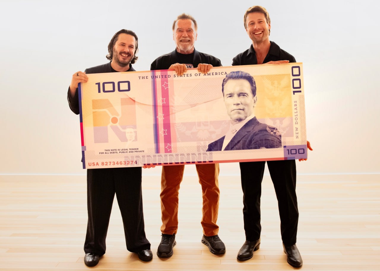 Арнольду Шварценеггеру понравился Бегущий человек Эдгара Райта Актёр высоко оценил новый фильм с Гленом Пауэллом назвав его улучшенной версией своего боевика По его словам экшен в картине получился невероятным и креативным Особенно его позабавила деталь в виде стодолларовых купюр с его собственным портретом которые встречаются в этом антиутопичном будущем Edgar Wright   Следуй за КИНОТВ