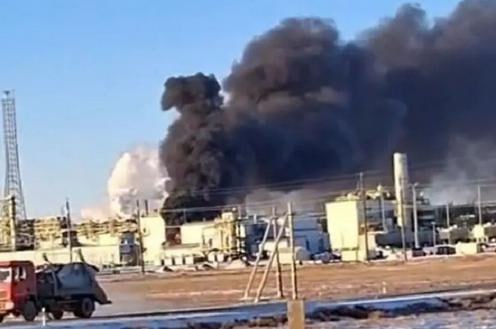 Добыча нефти на месторождениях Тенгиз и Королевское в Казахстане временно прекращена из за проблем с электроснабжением Ранее госкомпания Казмунайгаз сообщила что утром 18 января на Тенгизе сначала произошло возгорание трансформатора турбины GT 9 3 на ГТЭС 4 а затем загорелся трансформатор на GT 9 5 ГТЭС 4 Оба возгорания были ликвидированы пострадавших нет Причины произошедшего сейчас выясняются Подробнее на нашем сайте Актуальные новости из Центральной Азии fergananews