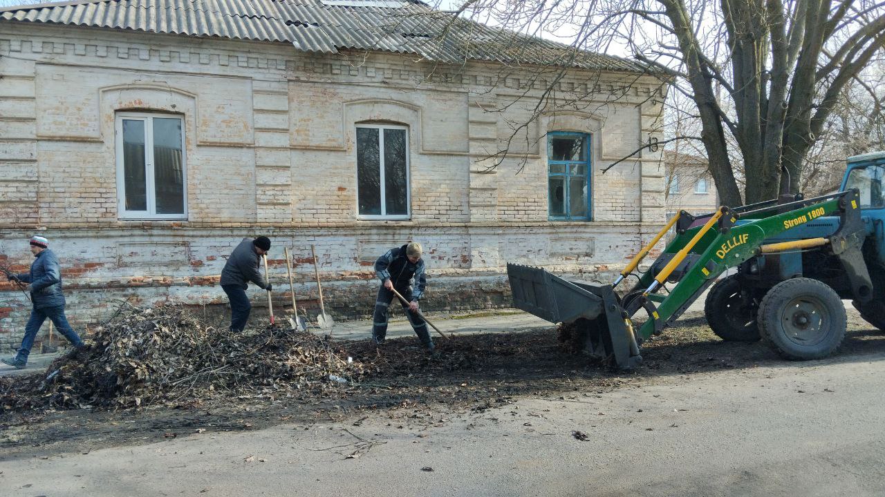 С наступлением весны работы  по благоустройству территорий Токмакского муниципального округа выходят на первый план  Сотрудники жилищно-коммунального хозяйства территориального отдела г.Молочанск провели уборку и вывоз прошлогодней листвы и веток на  улицах Розы Люксембург и Вокзальная.  Технику для вывоза листвы и веток предоставило  муниципальное предприятие «Венеция».  Также коммунальщики  подготовили  для установки таблички, запрещающие свалку бытового мусора в неустановленных местах г.Молочанска.  Работы по благоустройству и наведению чистоты начали проводить сотрудники территориального отдела Балковской группы сёл.  В селе Октябрьское чистота прилегающей территории вокруг админздания  территориального отдела Жовтневой группы сёл, около Дома культуры, памятников и Братских могил погибших воинов-освободителей поддерживается сотрудницей Центра обеспечения деятельности администрации.    Она ухаживает за клумбами, которые скоро порадуют односельчан  цветением с ранней весны и до поздней осени.