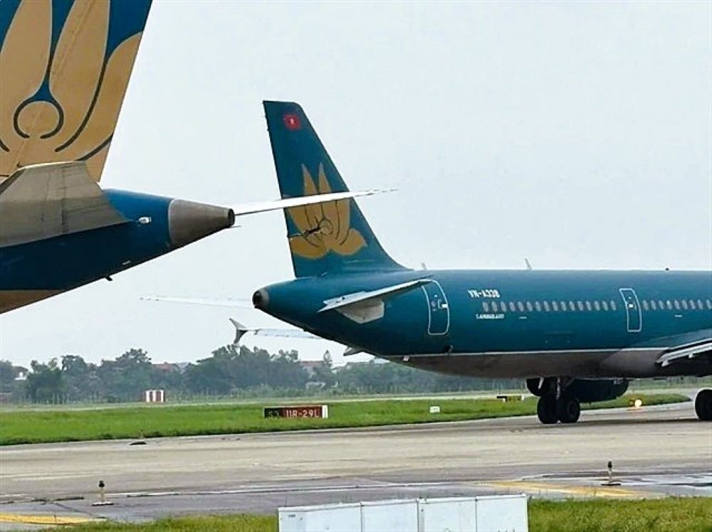 Vietnam Airlines запретила использование портативных зарядных устройств на своих рейсах Новые правила распространяются на все рейсы Vietnam Airlines Group включая Vietnam Airlines Pacific Airlines и Vasco Несмотря на запрет на использование провоз пауэрбанков в ручной клади остается разрешенным но с строгими условиями Устройство необходимо задекларировать при регистрации на рейс Хранить пауэрбанк необходимо отдельно от багажа в салоне например в кармане кресла или в собственной сумке под сиденьем чтобы иметь возможность постоянно контролировать его Устройство должно быть полностью выключено Провоз внешних аккумуляторов в зарегистрированном багаже как и прежде категорически запрещен в соответствии с международными нормами авиабезопасности Vietnam Airlines летаете по маршруту Ханой Москва Ханой три раза в неделю atorus