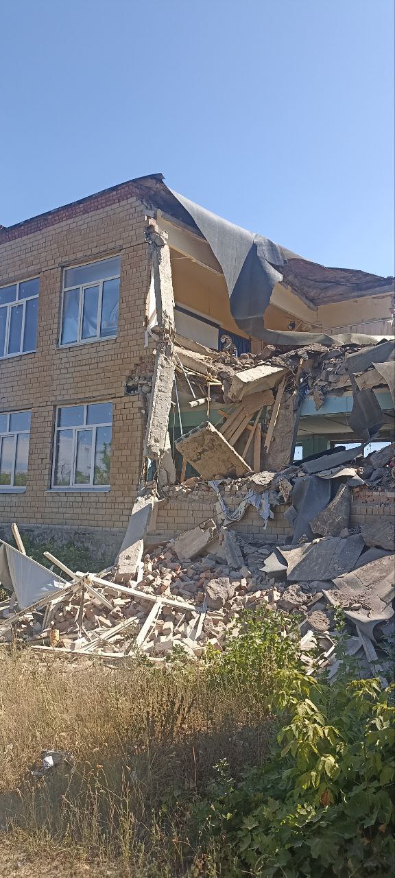 В Макеевке возбуждено уголовное дело о халатности по факту частичного обрушения несущих конструкций в школе № 86, сообщили в пресс-службе Следкома ДНР. По версии следствия, обрушение произошло из-за ненадлежащего исполнения должностных обязанностей при проведении капитального ремонта и обслуживания здания. Следственная группа проводит осмотр места происшествия и устанавливает причины случившегося, а также проводит комплекс мероприятий для выяснения всех обстоятельств. Подписаться Написать в редакцию