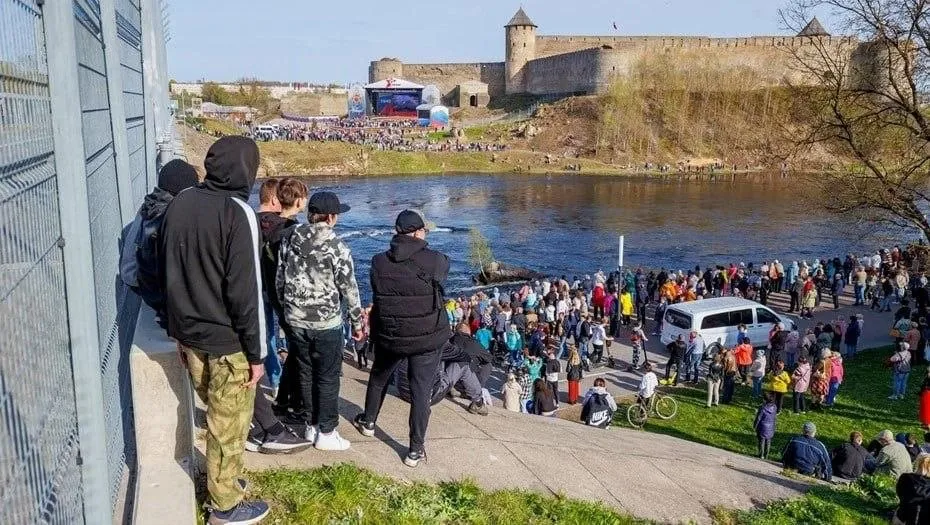 Эстонцы и латвийцы массово покупают туры в Нарву чтобы с берега посмотреть празднование 9 Мая в России За 80 7 тыс туристам из Эстонии предлагают экскурсию с видом на концерт в Ивангороде посещение советских памятников и мест боёв Спрос высокий люди соскучились по празднику На фото празднование в 2024 году