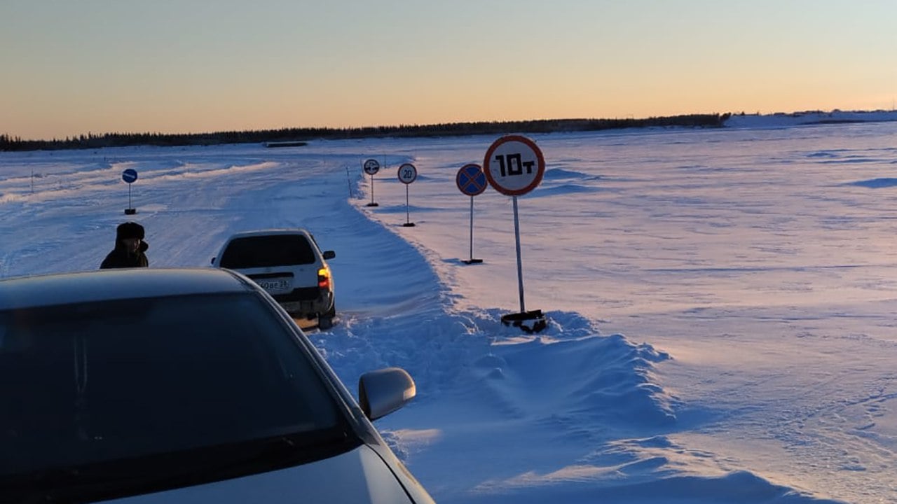 Грузоподъемность до 10 тонн повысили на ледовом автозимнике через р. Вилюй  С 18 декабря на ледовом автозимнике через реку Вилюй на 3 км автомобильной дороги Вилюйск  575-й км а/д "Вилюй  – Жиганск – аэропорт  а/д "Эдьигээн" , с подъездом к нефтебазе, разрешено движение транспортных средств общей массой до 10 тонн.  Грузоподъемность увеличена с 5 до 10 тонн приказом ГКУ "Управтодор РС Я " в соответствии с примерным графиком открытия сезонных автодорог  утвержден приказом Минтранса республики  и на основании акта контрольной проверки грузоподъемности ледовой переправы  Подрядной организации ООО "Монтажсервис" необходимо обеспечить надлежащее технико-эксплуатационное состояние автозимника с установкой необходимых дорожных знаков.