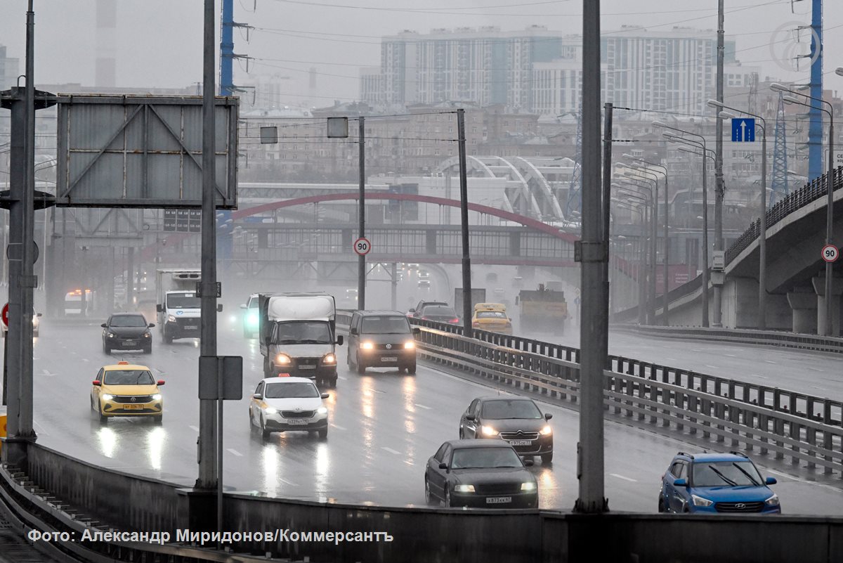 Оплата в 5 руб. за движение по каждому из девяти участков трассы Московского скоростного диаметра  МСД  привела к разгрузке МСД на 14%  на 66 тыс. автомобилей меньше  в часы пик  или на два-три балла по шкале «Яндекса» . Об этом заявили в Центре организации дорожного движения  ЦОДД  по итогам первого месяца работы по новым правилам.   По мнению экспертов, такое явление не долговременно и уже через год-полтора количество машин на трассе снова вырастет.     Подробнее об итогах тарификации проезда на МСД — в материале «С платной трассы сняли первую пробу».     Подписывайтесь на «Ъ» Оставляйте «бусты»