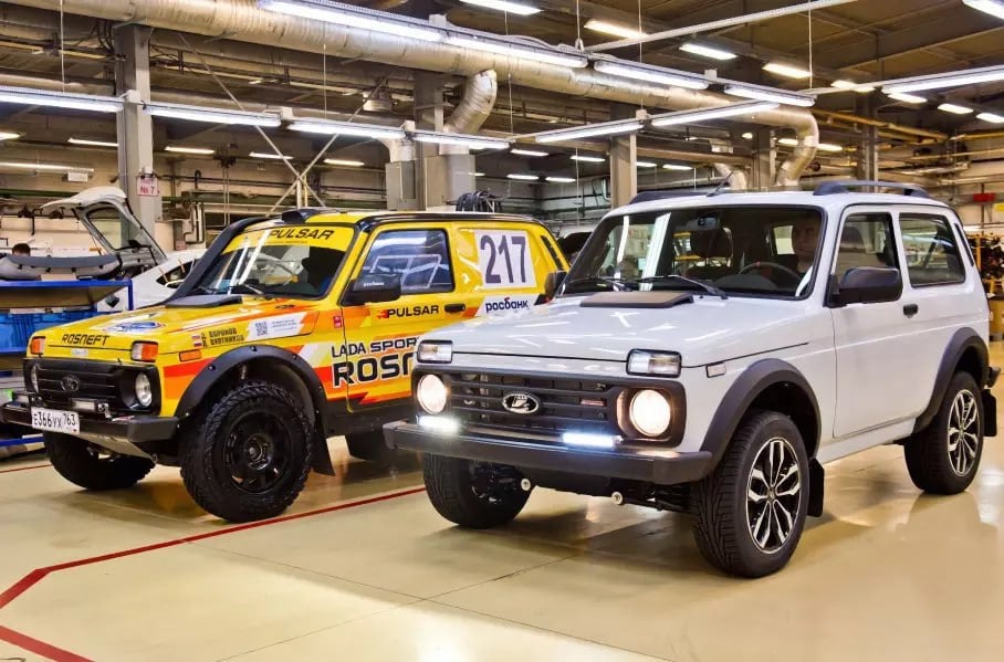 «АвтоВАЗ» запустил серийное производство Lada Niva Sport.  От базовой модели отличается прокачанным до 122 л.с. мотором от Granta Sport, спортивной подвеской и красно-черным салоном в «гоночном стиле».  Продажи запустят в 2025, ориентир цены — 2-2.5 млн рублей против 981 тысячи за Niva Classic.