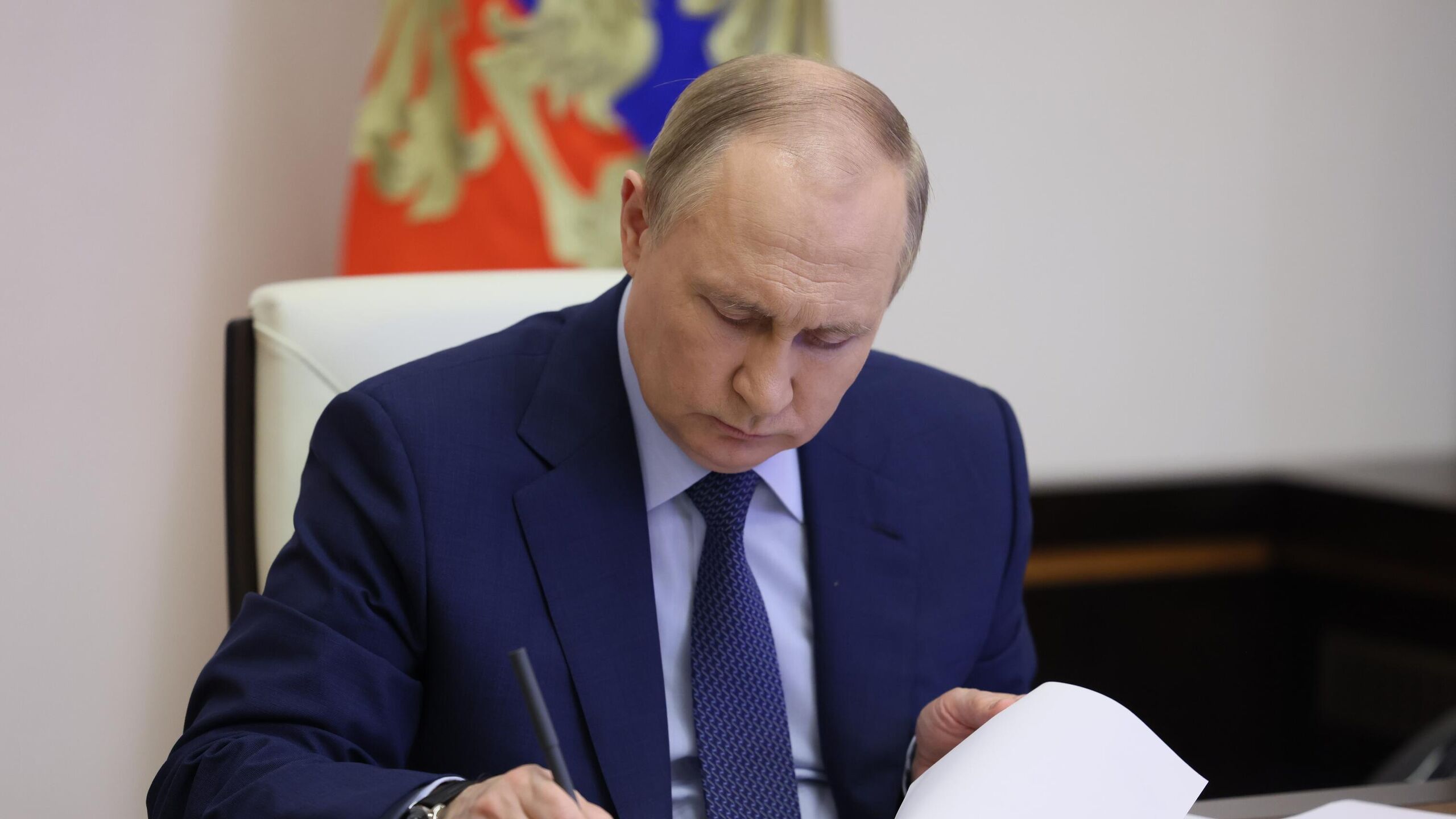 Президент России Владимир Путин подписал закон, который предусматривает упрощение доступа к материнскому капиталу и ускорение выплат через цифровую платформу, документ размещен на сайте официального опубликования правовых актов.