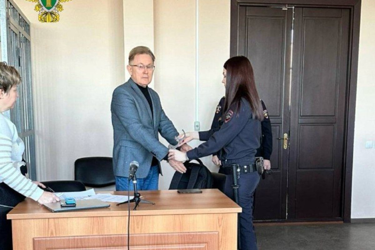 Сегодня Орджоникидзевский районный суд Екатеринбурга огласил приговор по уголовному делу бывшего и о ректора РГППУ Валерия Дубицкого Он признан виновным в растрате внебюджетных средств учреждения в особо крупном размере более 700 тысяч рублей Обвиняемый не признал вину и не возместил ущерб Суд назначил Дубицкому наказание в виде 1 5 года лишения свободы с отбыванием в исправительной колонии общего режима Фото Прокуратура Свердловской области Подписаться на Уральский меридиан