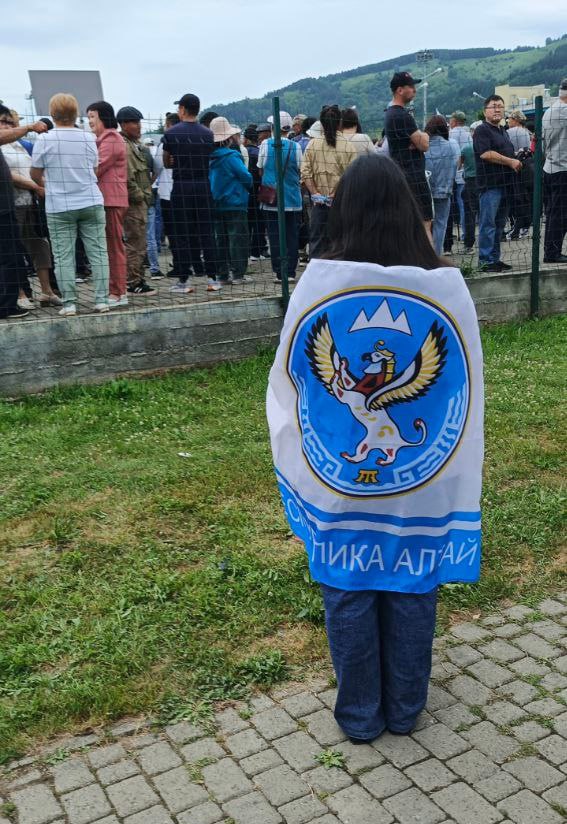 Несколько тысяч человек вышли на митинг против уничтожения сельсоветов в Республике Алтай  Об этом сообщает 7x7 со ссылкой на местных активистов. Митинг проходит в Горно-Алтайске, столице республики, его проведение было согласовано с властями.   По подсчетам общественника Павла Пастухова, на акцию вышли около двух тысяч человек. Сообщается о перебоях с мобильным интернетом.   Люди держат плакаты «[губернатора Андрея] Турчака в отставку, одноуровневой власти — нет», «Мы против оккупации наших земель олигархами», «Баатыры Чике-Тамана — герои Алтая»  Чике-Таман — перевал, где жители перекрыли дорогу, протестуя против муниципальной реформы, семерых из них арестовали на 13-14 суток, отмечает 7x7 .  Госсобрание Республики Алтай 24 июня рассмотрит законопроект, по которому в регионе предлагается ввести одноуровневую систему местного самоуправления, уничтожив сельские поселения и местные советы депутатов.   Госдума РФ приняла законопроект, который позволяет властям регионов упразднить самоуправление городских и сельских поселений, в марте этого года. В первой редакции документ предусматривал полный отказ от низового уровня самоуправлений.     По данным «Новой-Европа», с 2022 по март 2025 года в России прошло почти 40 тысяч акций протеста. О том, как это выглядит в условиях войны и цензуры, — разбираемся в исследовании.  Подписаться на «Новую-Европа»