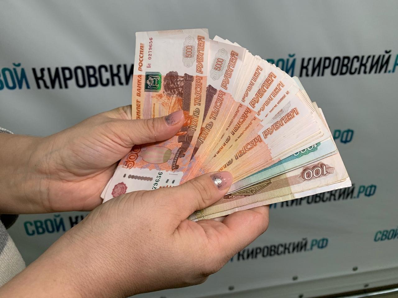 Зампред комитета Госдумы по физкультуре и спорту Сергей Бурлаков рекомендовал российским семьям использовать кодовое слово для защиты от мошенников. По мнению депутата, это необходимая мера, поскольку эксперты предупреждают о росте случаев дипфейк-атак. Мошенники могут использовать технологии искусственного интеллекта для создания голосовых сообщений и видео от имени родственников. В будущем они смогут вести разговор в реальном времени, имитируя голос близкого человека. Чтобы защититься от таких атак, достаточно попросить озвучить семейный пароль в непредвиденной ситуации.