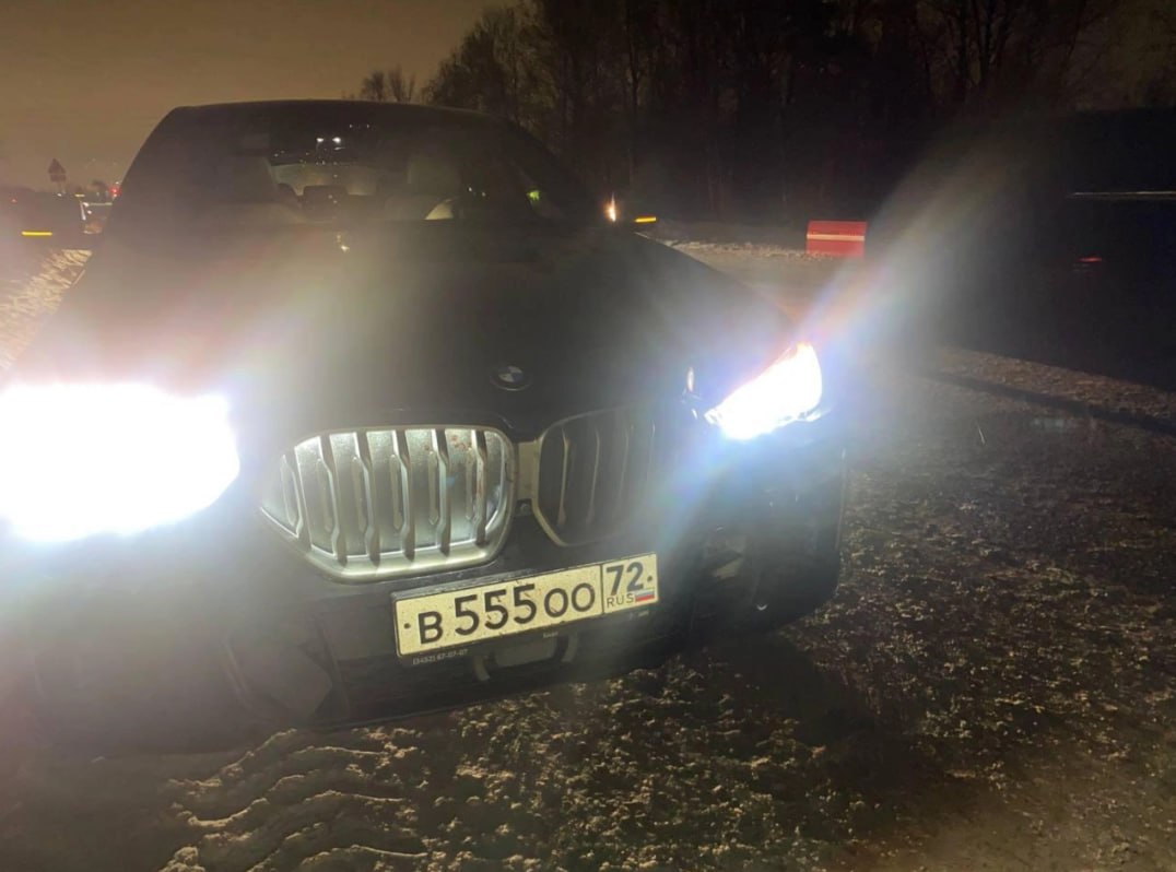 Под Тюменью водитель на BMW Х6 насмерть сбил женщину. Трагедия произошла сегодня вечером на 10 км дороги Тюмень — Нижняя Тавда. По информации Госавтоинспекции, 48-летняя женщина переходила дорогу вне пешеходного перехода.  Предварительно, родственники подвезли женщину до поворота на дачи, где ее должен был забрать знакомый.    Кто был за рулем — неизвестно. Но по данным из открытых источников машина с такими номерами зарегистрирована на Павла Бронникова. Его полный тезка является руководителем сразу нескольких строительных компаний. По информации «Контур.Фокус», мужчина является директором и учредителем фирм «Куб», «Родина-Тюмень», «Родина-1», «Родина-2», «Родина-3», «Куб-М», «Штакуль». Последние компании занимаются строительством многоэтажных домов в Тюмени.