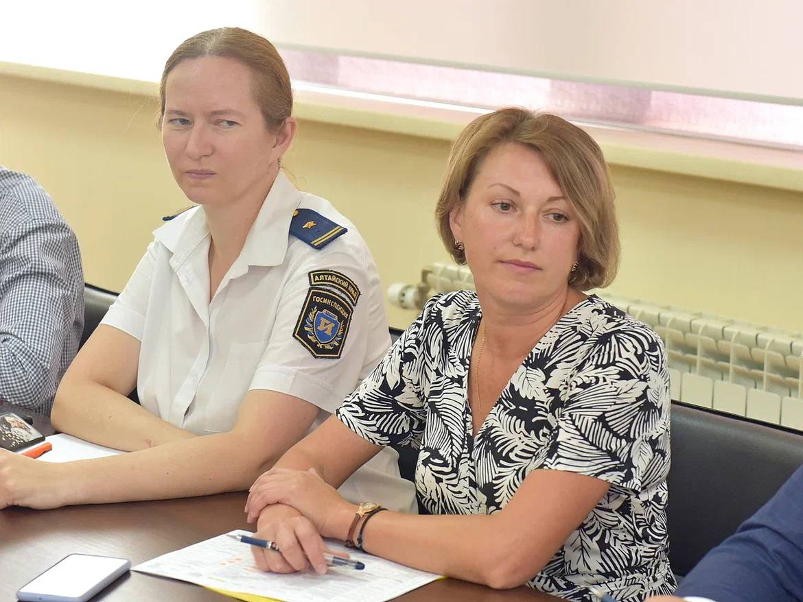 В администрации Барнаула начала работу комиссия по оценке готовности к отопительному периоду 2025/2026 годов  Сегодня, 1 августа, в администрации города прошло первое заседание комиссии по оценке готовности к отопительному периоду теплоснабжающих, теплосетевых организаций и потребителей тепловой энергии к отопительному периоду 2025/2026 годов.  Заседание провел председатель комитета по энергоресурсам и газификации Андрей Крюков. В нем приняли участие представители профильных комитетов, администраций районов, Сибирского управления Ростехнадзора, Министерства промышленности и энергетики Алтайского края, Министерства здравоохранения Алтайского края, инспекции строительного и жилищного надзора Алтайского края, ресурсоснабжающих организаций.  Комиссия провела оценку готовности потребителей тепловой энергии к отопительному периоду 2025/2026 годов 25 объектов. Среди них 11 многоквартирных домов, 4 объекта здравоохранения, 2 объекта образования и 7 объектов культуры.  По итогам заседания принято решение о подписании актов готовности с последующей выдачей паспорта готовности по 7 объектам с коэффициентом готовности более 0,9 и 18 объектам выданы акты готовности с коэффициентом готовности менее 0,9, но более 0,8 со сроком устранения замечаний до 15 октября 2025 года.  «Необходимо держать на особом контроле подготовку многоквартирных домов к отопительному сезону 2025/2026 годов. Важно, чтобы все управляющие организации города получили паспорта готовности своевременно» - отметил в конце заседания Андрей Крюков.