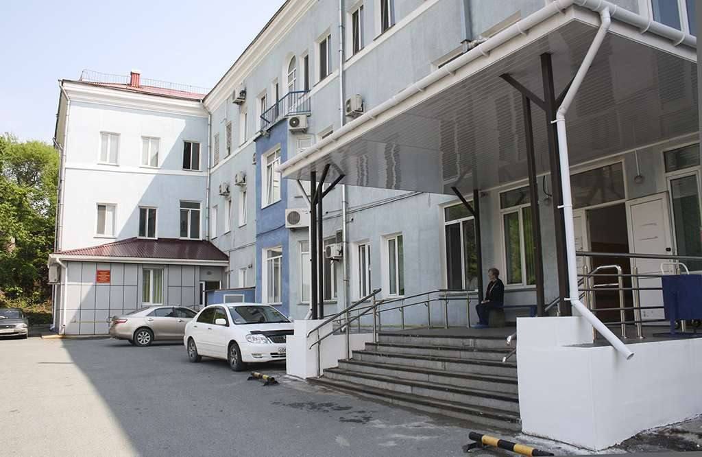 В Находке мужчина пытался сжечь больницу В ночь на 16 июля мужчина поджег покрытие крыльца хирургического комплекса на Пирогова и территорию рядом - Ночной инцидент не сказался на работе больницы. Небольшое возгорание было оперативно потушено собственными силами. По сигналу в медучреждение прибыли сотрудники полиции и пожарной охраны. Никто из пациентов и медиков не пострадал, - уточняет пресс-служба Находкинской городской больницы Пироман задержан полицией до выяснения обстоятельств, его личность установлена