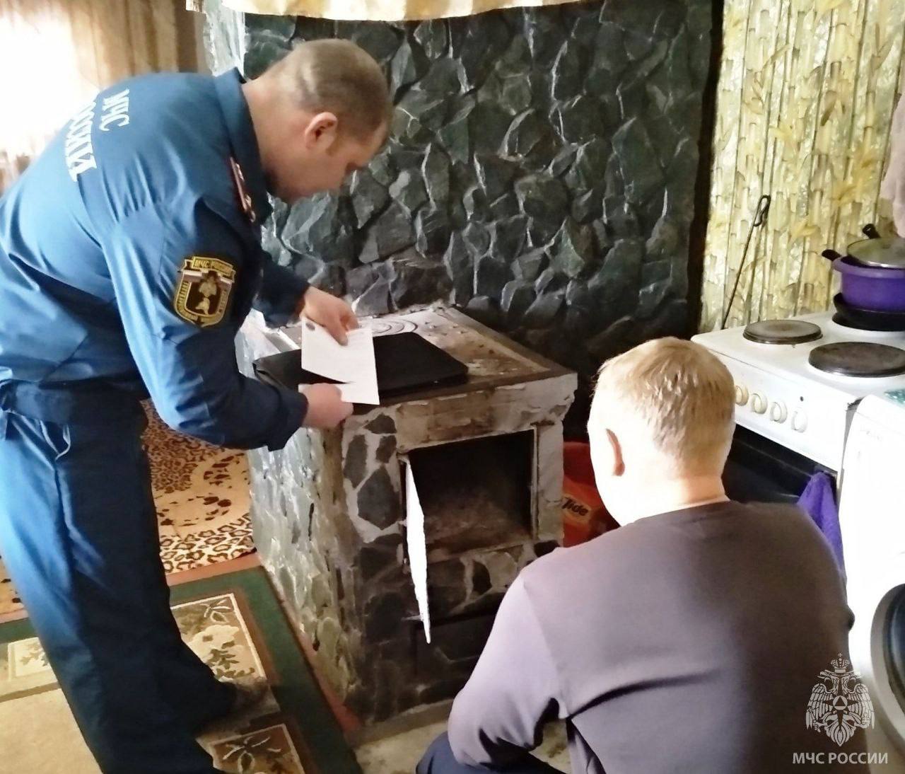 В Барнауле трое человек отравились угарным газом 1 октября жители частного дома на проезде Салаирский обратились в МЧС В результате отравления угарным газом пострадали двое детей и мужчина Все они были доставлены в больницу По предварительным данным причиной инцидента стала преждевременно закрытая заслонка в дымоходе печи сообщили в ведомстве Подписывайся на BARNAUL 22 в MАХ Катунь24 МЧС России