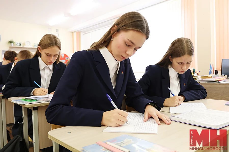 В Академии образования рассказали, как изменились школьные учебники к новому учебному году.  Для учреждений общего среднего образования подготовлено 28 учебников и учебных пособий. Из них два новых и 26 переизданных или повторно выпущенных изданий.   Одно новое учебное пособие — по основам безопасности жизнедеятельности для 3-го класса, а второе — по истории Беларуси в контексте всемирной истории для 11-го класса.  «Минск-Новости» MINSKNEWS.BY Telegram Viber FB  VK Inst TikTok  YouTube