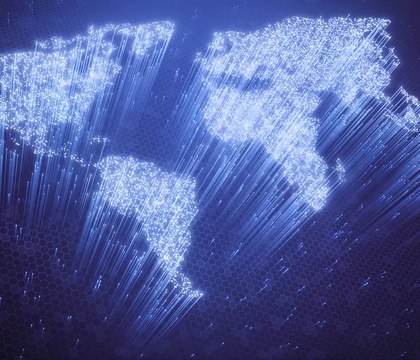 Джон Кармак заявил что оптоволокно может заменить оперативную память в ИИ системах Соучредитель id Software разработчик и инженер Джон Кармак заявил что оптоволоконные кабели значительной длины вероятно смогут как минимум частично заменить оперативную память при работе с ИИ моделями Эксперт написал в соцсети X Была продемонстрирована скорость передачи данных 256 Тб с на расстояние 200 км по одномодовому оптоволокну что соответствует 32 ГБ данных хранящихся в волокне при пропускной способности 32 Тб с