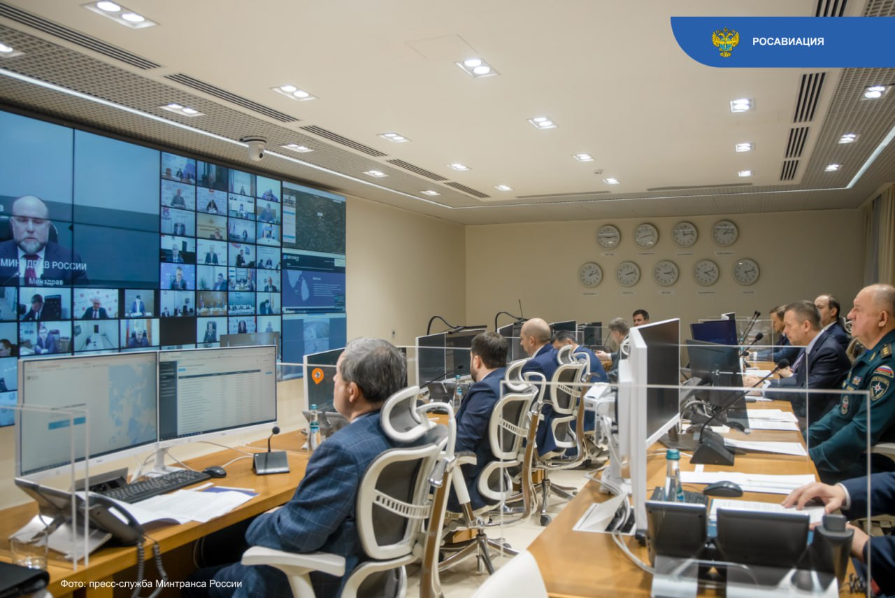 Больше 3 8 млн пассажиров планируют перевезти авиакомпании в предстоящие новогодние праздники Готовность отрасли к повышенным нагрузкам обсудили сегодня на совещании под председательством главы Минтранса Андрея Никитина Он подчеркнул что транспортный комплекс должен работать бесперебойно Перевозки пассажиров в праздничный период находятся на его личном контроле Серьезную нагрузку в эти дни традиционно испытывает авиация Проведите ревизию запасов в аэропортах питьевая вода матрасы спальные мешки Впереди длинные праздники надо проверить комплектность и достаточность всего что может понадобиться в случае ЧС Тысячи людей поедут за границу Возможны внештатные ситуации болезни отмена или задержка рейсов Руководству Росавиации необходимо совместно с консульствами обеспечить работу по оперативному вывозу сограждан и контролировать ситуацию в воздушных гаванях отметил Андрей Никитин Авиаотрасль как и весь транспортный комплекс России готов к работе в режиме повышенных нагрузок в праздничные дни рассказал руководитель Росавиации Дмитрий Ядров Главное из его доклада  Создан запас реагентов и противообледенительной жидкости на 10 суток интенсивных осадков  Утверждены графики полетов авиакомпаний с учетом дополнительного резервирования экипажей  Особое внимание уделено безопасности авиаперевозок при объявлении сигнала Ковер  На особом контроле находится вопрос организации перевозок групп детей  Круглосуточно дежурят 73 воздушных судна и 65 спасательных парашютно десантных групп Росавиации   Следуйте за Росавиацией Наши каналы в MAX и telegram