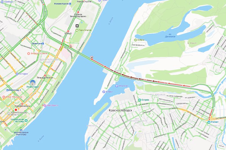 29 августа в Волгограде мост через Волгу из областного центра в Среднюю Ахтубу встал в большой пробке По информации очевидцев в утренний час пик проезжую часть на путепроводе не поделили два легковых автомобиля что и осложнило движение Авария произошла примерно в 9 00 посреди моста Частично заблокирована оказалась полоса движения по направлению в сторону Волгограда рассказал журналистам один из автолюбителей Отметим по информации сервиса Яндекс Карты на текущий момент из за аварии на мосту образовалась пробка размер которой уже составляет более 4 километров Затор уже растянулся до Краснослободска и продолжает увеличиваться