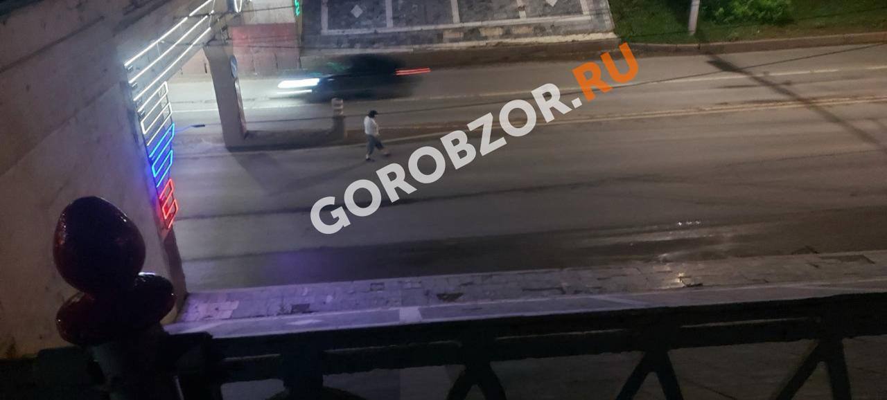 Бросалась под машины: подробности смертельного ДТП в Стерлитамаке. По словам очевидцев, погибшую не раз видели прямо на проезжей части. «Ехала на такси около 23:20, она металась из стороны в сторону, водители сигналили», — пишет одна из местных жителей. «Я ехал по Элеваторной. Она кидалась на мою машину, кричала, орала. Я ее тоже чуть не сбил случайно», — вспоминает другой водитель. Госавтоинспекция начала проверку: там установят, были ли нарушения со стороны пешехода или водителя. Подпишись на «Короче, Стерлитамак»