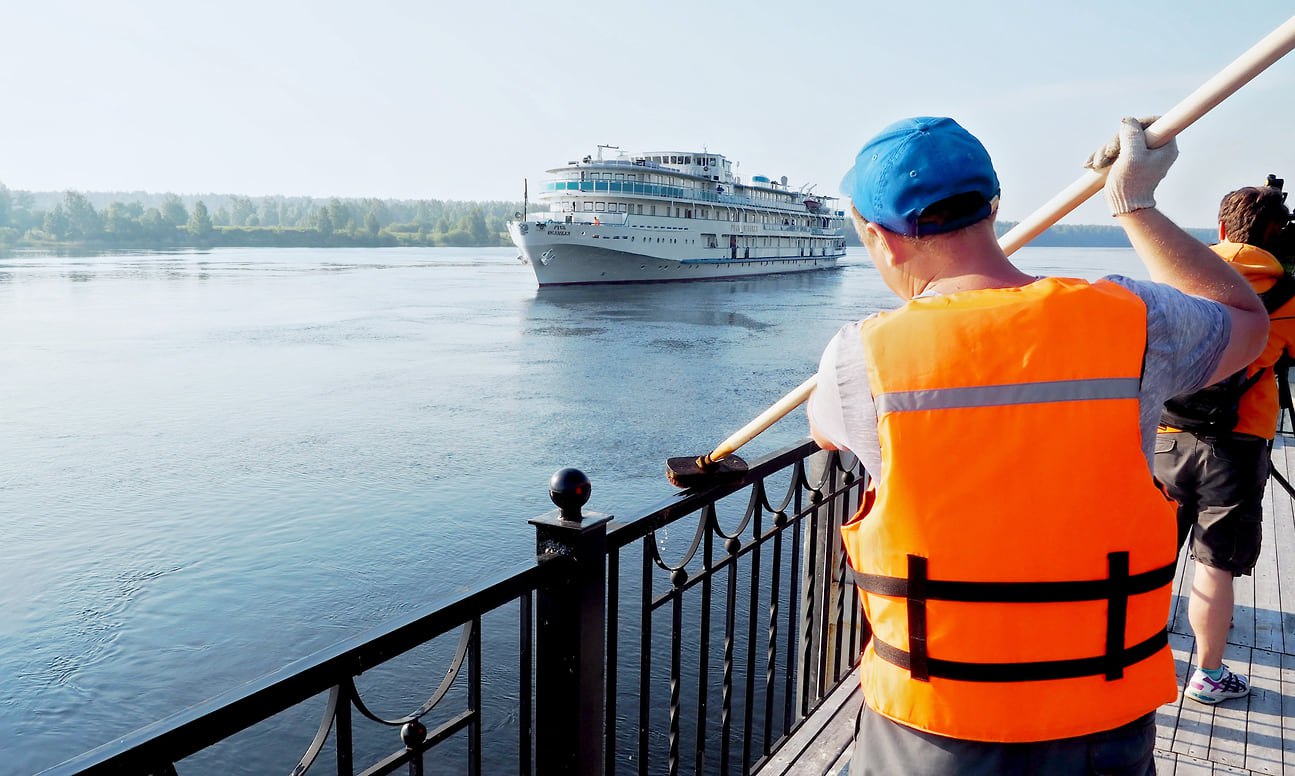 В 2025 году в Ленобласти по воде перевезли 237 тыс туристов и 12 млн тонн грузов По итогам навигации 2025 года водными объектами Ленинградской области воспользовались 237 тыс туристов Об этом 5 ноября сообщил председатель комитета по транспорту Михаил Присяжнюк Количество туристов выросло на 5 7 по сравнению с 2024 годом Капитан Волго Балтийского бассейна ВВП Даниил Гладков добавил что по Волго Балту совершено 17 7 тыс рейсов 5 и перевезено 12 6 млн тонн грузов 6 5 Прирост перевозок стройматериалов составил 4 металла 60 Важным событием года стало принятие в конце сентября закона освобождающего от налога на прибыль судоходные гидротехнические сооружения Это позволит направить средства на развитие инфраструктуры Фото Александр Чиженок Коммерсантъ kommersant sz