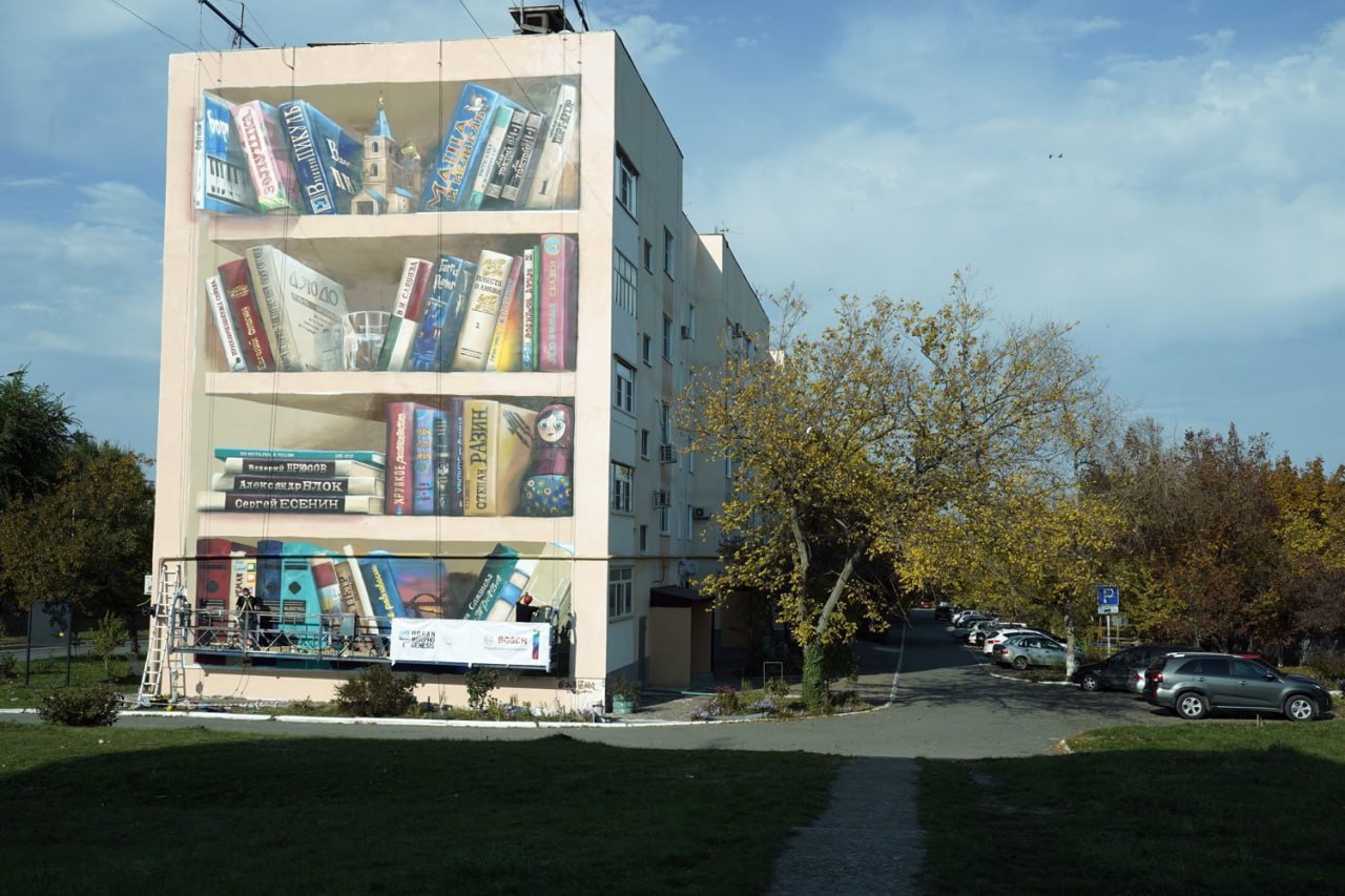 Ставропольский город муралов готовится к большой реставрации Краевые власти займутся реставрацией уникальных муралов в Солнечнодольске Губернатор Ставропольского края Владимир Владимиров дал поручение министерствам ЖКХ и финансов разработать проект восстановления настенных росписей в городе Солнечнодольск до первого декабря текущего года Как отметили в краевом правительстве сами восстановительные мероприятия запланированы на следующий год Отметим что муралы появились на стенах 41 многоквартирного дома в Солнечнодольске четыре года назад в рамках международного фестиваля уличного искусства Тогда над созданием рисунков работали 62 художника среди которых были представители зарубежных государств Фото сайт Правительства Ставропольского края Подпишись это Кавказ Сегодня