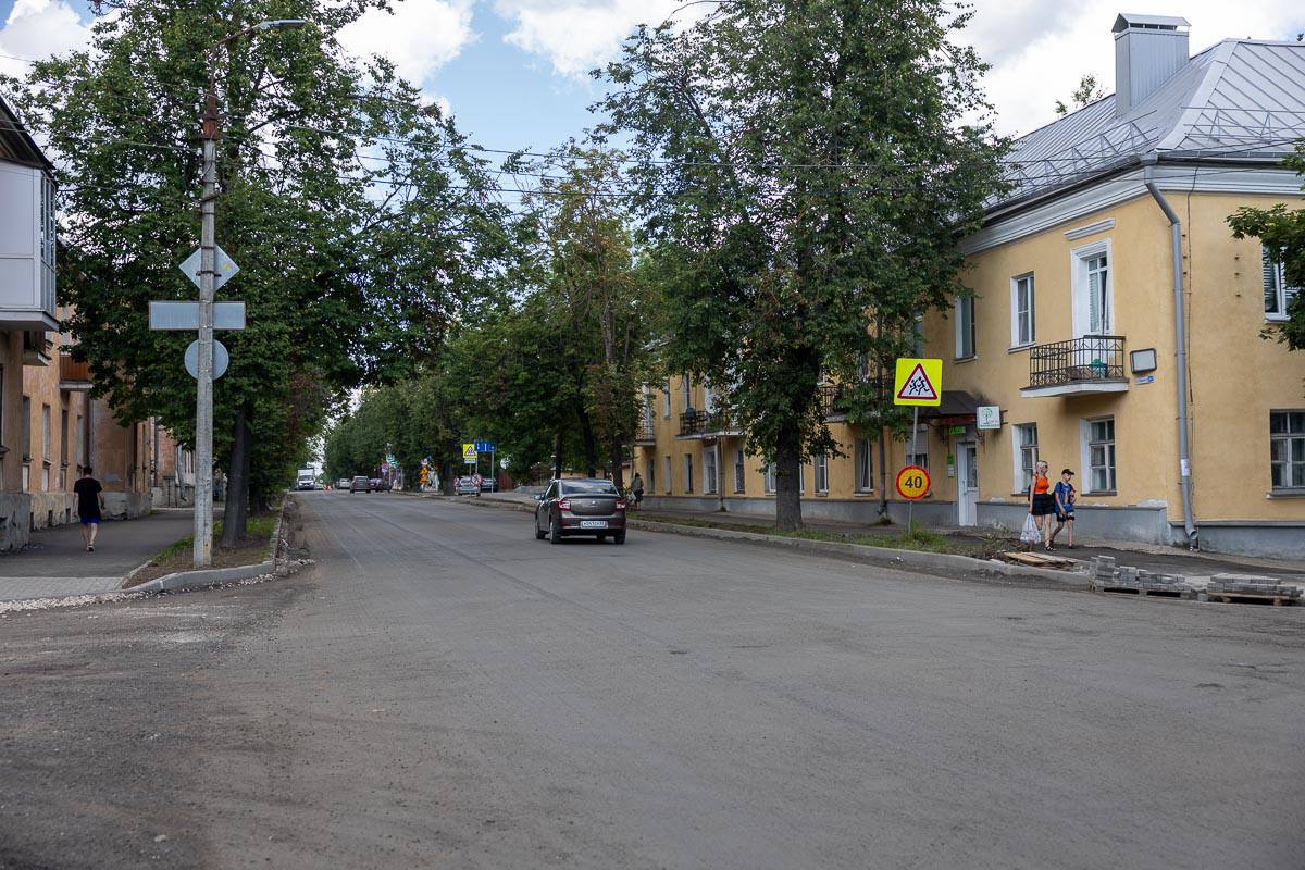 Улицу Максима Горького капитально ремонтируют в Пскове Здесь уже убрали старый асфальт, заменили бордюры и сделали тротуары. Впереди – обновление дорожного покрытия и оставшихся тротуаров, обустройство газонов, ремонт посадочных площадок, установка автобусных павильонов и пешеходных ограждений. #ЭтожеПсков