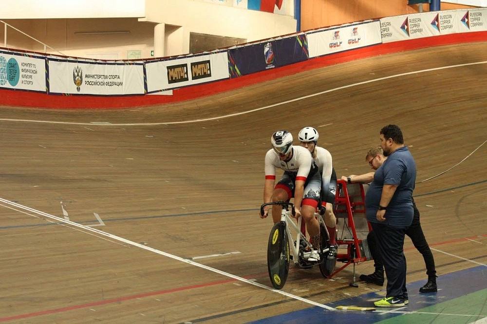  Чемпионат России по паралимпийскому велоспорту на треке пройдёт в Санкт-Петербурге С 28 июля по 3 августа в Центре велоспорта «Локосфинкс» пройдет чемпионат России по велоспорту на треке среди спортсменов с поражением опорно-двигательного аппарата и нарушением зрения. Участники: Около 100 спортсменов из 15 регионов России, среди них чемпион Паралимпийских игр Михаил Асташов, чемпионы мира Алексей Обыденнов и Арслан Гильмутдинов. Торжественная церемония открытия соревнований состоится 30 июля в 13:00. Программу соревнований смотрите на сайте ПКР / Поддержать канал голосом