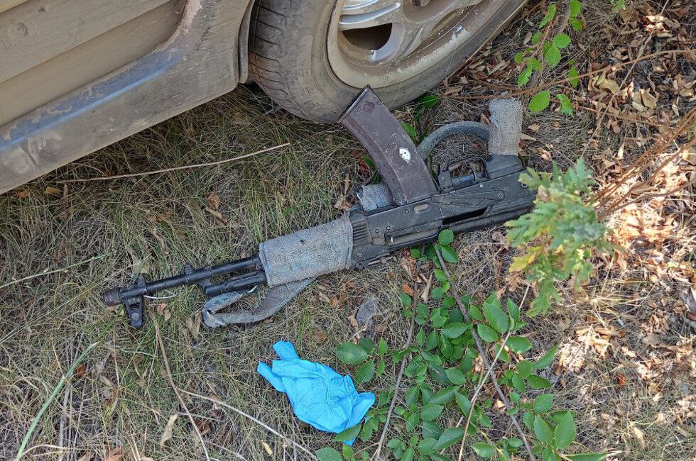 GTA в Иловайске: мужчина за день угнал три авто и устроил перестрелку с полицией 30 июля преступник пробрался в один из домов и, угрожая оружием семье с детьми, забрал у них ценное имущество и угнал автомобиль Chevrolet Aveo. Позже практически с аналогичным сообщением — из-за угона автомобиля ВАЗ-2107 — в полицию обратился другой местный житель. Еще через час поступило заявление от другого горожанина, неизвестный проник в его дом, выстрелил под ноги и забрал автомобиль ВАЗ-2114. В ходе задержания мужчина оказал вооруженное сопротивление и был ранен. Впоследствии скончался. Фото: официальный тг-канал МВД России по ДНР Читать полностью Подписаться