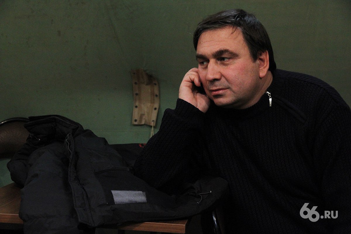 Суд арестовал дом и автомобиль обвиняемого в коррупции экс министра Николая Смирнова сообщает источник 66 RU знакомый с материалами уголовного дела Свердловский областной суд сегодня должен был рассмотреть его жалобу на арест но бывший чиновник ее отозвал Сумма имущества оценивается в 9 млн рублей в том числе 1 4 млн рублей стоит его Mitsubishi По версии следствия экс глава министерства ЖКХ Свердловской области а также его замы Игорь Чикризов и Андрей Кислицин через посредника получили 4 4 млн рублей Эти деньги якобы предназначались за общее покровительство при выполнении муниципальных контрактов Взамен чиновники помогали подрядчику добиваться нужных согласований и получения технической документации Смирнову грозит до 15 лет колонии Под стражей он находился с 24 января в сентябре его отпустили из следственного изолятора По неофициальным данным сделали это после того как он дал показания на владельцев компании Облкоммунэнерго   Новости из Екатеринбурга