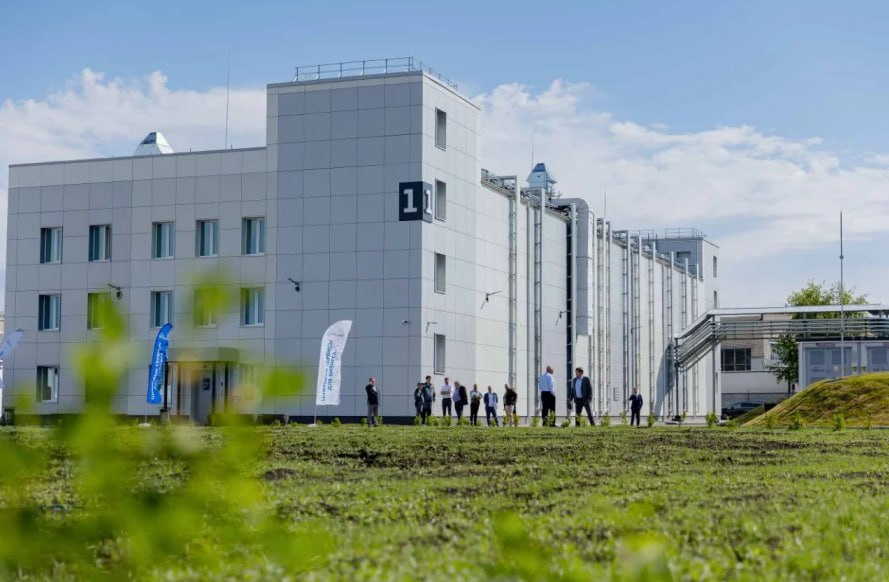 В Нижнем Новгороде запущен в работу первый собственный региональный центр обработки данных в рамках мероприятий к X конференции «ЦИПР». Новый дата-центр общей площадью 3539 кв.м вошел в геораспределенную сеть «РТК-ЦОД». Нижегородский ЦОД включает четыре машинных зала и 401 стойко-место с установочной мощностью 5 МВт. Центр обработки данных соответствует уровню защищенности Tier III и оснащен специальными инженерными решениями, обеспечивающими отказоустойчивость.