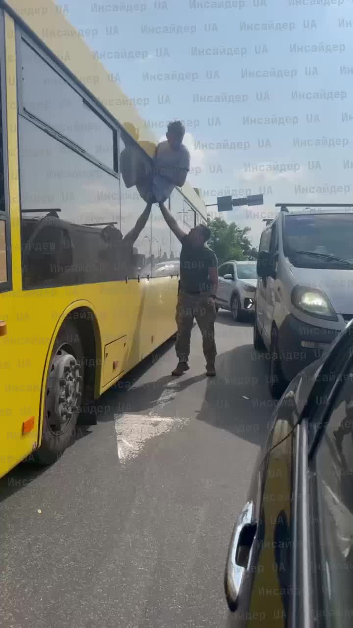 Попытка бегства мужчины из автобуса в Киеве завершилась неудачей