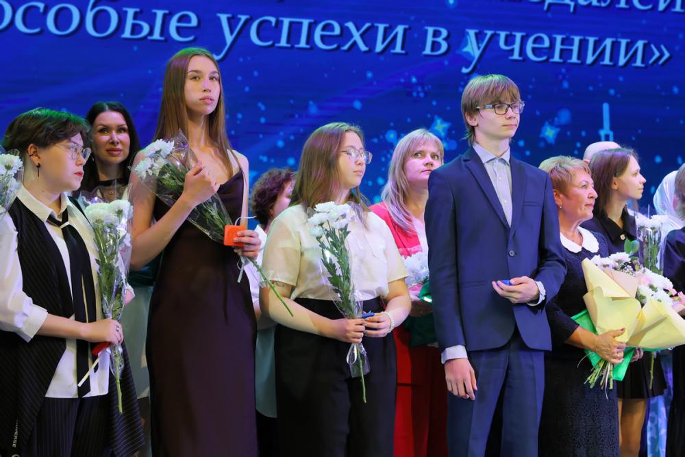Более 12% выпускников Свердловских школ получили в этом году медали «За особые успехи в учении» I и II степени 1040 одиннадцатиклассников получили золотые медали и почти столько же – серебряные. Медалисты имеют возможность при поступлении в учебные заведения получить дополнительные баллы к своим итоговым оценкам. Ранее врио губернатора Свердловской области Денис Паслер сообщил, что по итогам единых госэкзаменов в регионе 162 выпускника получили 100 баллов, а восемь ребят набрали по 200 баллов. Всего на Среднем Урале закончили школу порядка 17 тысяч выпускников одиннадцатых классов. Специалисты регионального министерства образования также отмечают стабильно высокие результаты сдачи единых госэкзаменов и профессионализм свердловских педагогов. Для выпускников, желающих связать свою жизнь со сферой образования, предусмотрено свыше 3 тысяч бюджетных мест в Уральском государственном педагогическом университете.