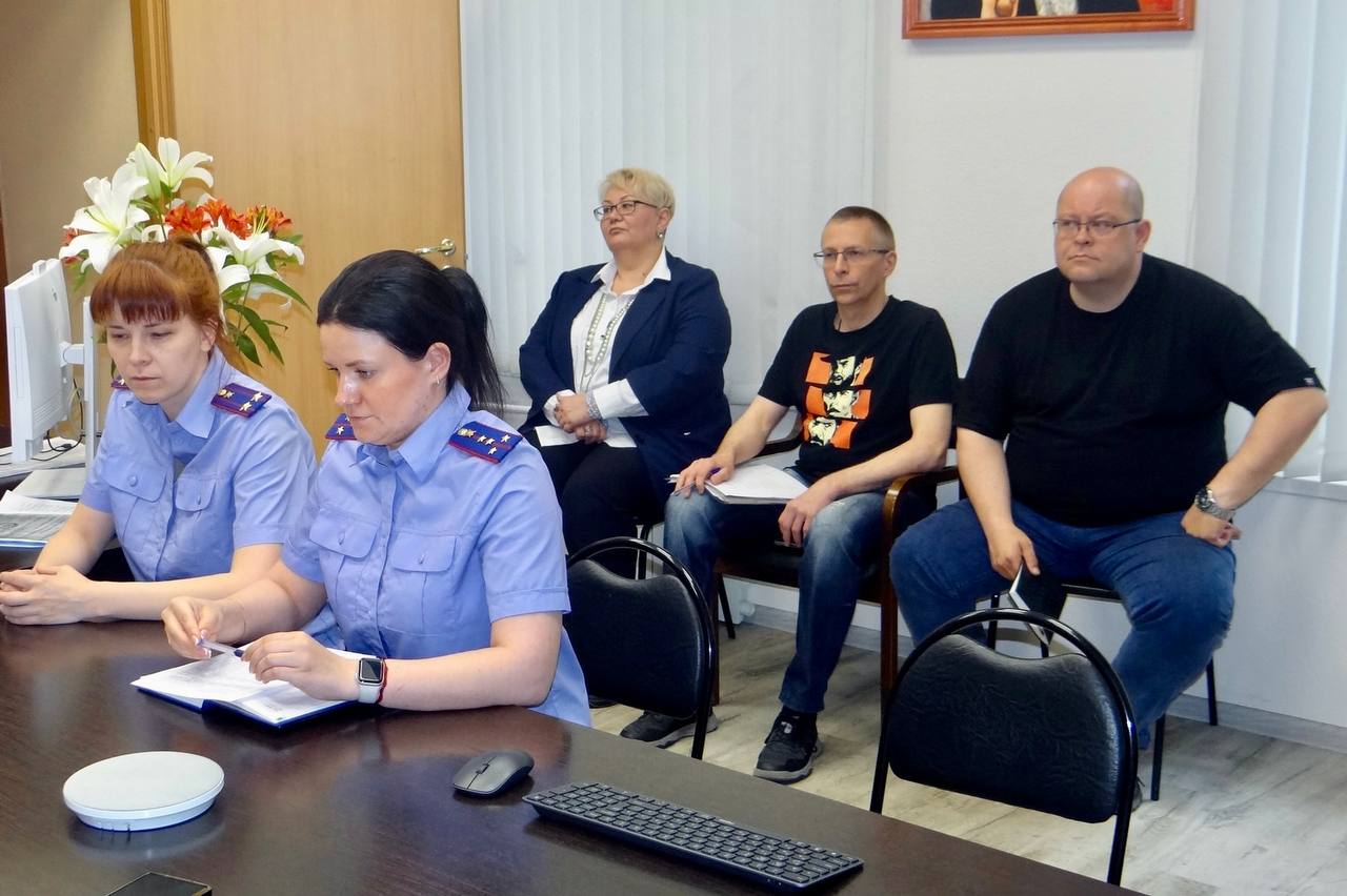 Сотрудники следственного отдела по Адмиралтейскому району в рамках расследования уголовного дела провели совещание по противодействию коррупции Как ранее сообщалось, следственным отделом по Адмиралтейскому району ГСУ СК России по городу Санкт-Петербургу по факту получения взятки бывшим заместителем начальника Бюро судебно-медицинской экспертизы Ленинградской области от представителей ритуальной организации расследуется уголовное дело по признакам преступлений, предусмотренных п. «в» ч. 5 ст. 290 получение взятки в крупном размере , ст. 291 УК РФ дача взятки . По ходатайству следствия в отношении фигурантов избрана мера пресечения в виде заключения под стражу. С целью проведения профилактических мероприятий среди сотрудников Бюро и недопущения нарушений закона, сотрудниками следственного отдела по Адмиралтейскому району проведено совещание, посвященное противодействию совершения коррупционных преступлений. Следователями обращено особое внимание на санкции, предусмотренные законодательством по уголовным делам о получении взяток, а также на практику назначения наказаний по коррупционным преступлениям. Сотрудниками даны разъяснения, что по каждому уголовному делу устанавливается движимое и недвижимое имущество, находящееся в пользовании фигурантов, в том числе оформленное на подставных лиц, на которое накладывается арест с целью обеспечения приговора суда. Совещание проходило в формате диалога, к которому посредством ВКС присоединились сотрудники подразделений отдаленных районов Ленинградской области. На все поступившие вопросы, были даны исчерпывающие ответы.
