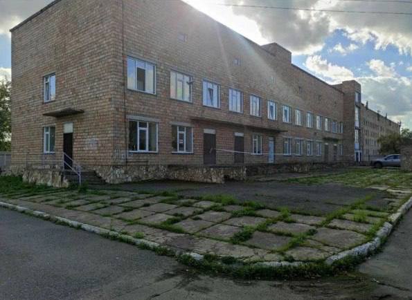В Ачинске временно закрыли единственный противотуберкулезный стационар на западном направлении Коллектив Ачинского противотуберкулезного стационара отправили в простой: об этом сотрудникам сообщили на собрании 17 апреля. Свое решение руководство объяснило тем, что здание, в котором располагался стационар, не соответствует санитарным нормам. Для дальнейшей работы требуется его реконструкция: а это большие финансовые вложения, в которых руководству отказали. В распоряжении ТВК есть аудиозапись с собрания. Приводим расшифровку некоторых фрагментов: «Без проведения реконструкции в этом здании получить лицензию и положительное санитарно-эпидемиологическое заключение от Роспотребнадзора невозможно. Поэтому единственным выходом из данной ситуации является прекращение нашей деятельности. Мы приостанавливаем деятельность нашего стационара. Кроме этого, заполнение коек было на 50%. Это в том числе учитывалось, когда министерство принимало решение тратить финансовые средства. Кроме того, в здании нет пищеблока. Содержать и оказывать медпомощь даже тому количеству пациентов, которое у нас было, невозможно. Поэтому единственным на сегодняшний день выходом является приостановить деятельность стационара. Принято решение с понедельника отправить сотрудников в простой. С 21 апреля по пока! 2 июня 2025 года. В этот период планируют обсудить вопросы с минздравом, чтобы понять, куда дальше двигаться», – сообщило сотрудникам руководство стационара. Пациентов выписали уже 21 апреля, а работникам пообещали выплатить 2/3 от среднего заработка и уведомить о дальнейших шагах. Но люди боятся, что стационар так и не откроют, а их уволят по согласованию сторон, как это уже было с одним из сотрудников. Кроме того, они возмущены тем, что в течение долгого периода реконструкцией здания никто не занимался, хотя о проблемах знали давно. ТВК отправили запрос в Роспотребнадзор. Там ответили, что проекты строительства и реконструкции они не утверждают. ТВК обратились за комментарием и в краевой Минздрав. Там ответили, что подтвердить информацию о закрытии стационара пока не могут tvknews.ru