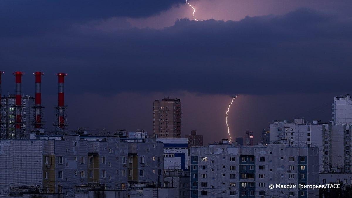 Желтый уровень погодной опасности объявили 16 мая в Москве из-за грозы. / Москва